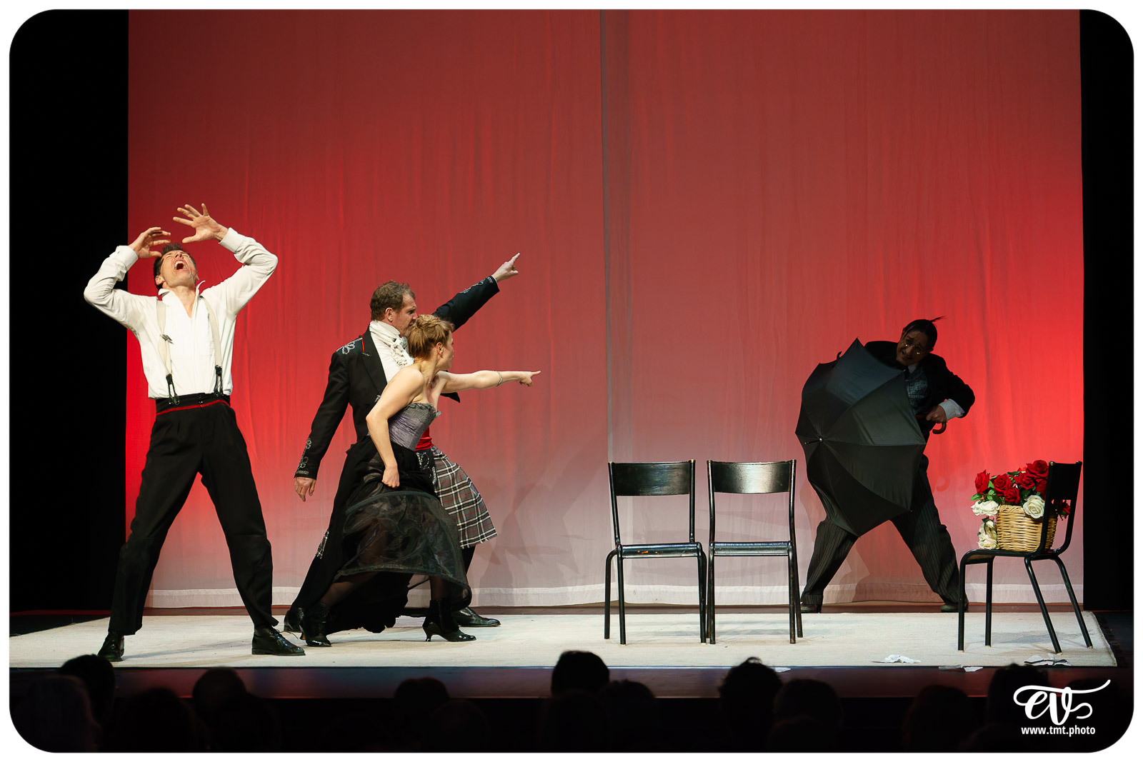 UN FIL A LA PATTE (CIE VIVA)